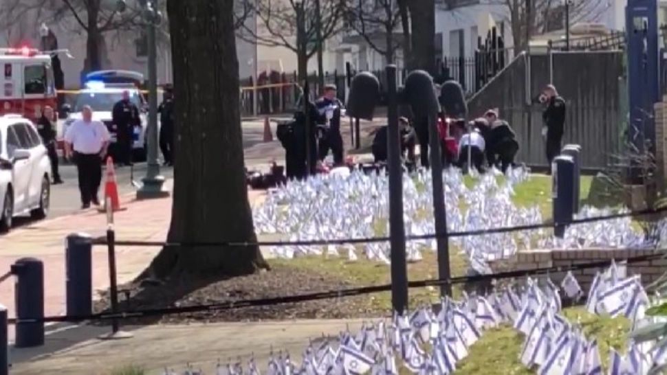 Incident șocant în SUA. Un bărbat și-a dat foc în fața ambasadei Israelului de la Washington VIDEO