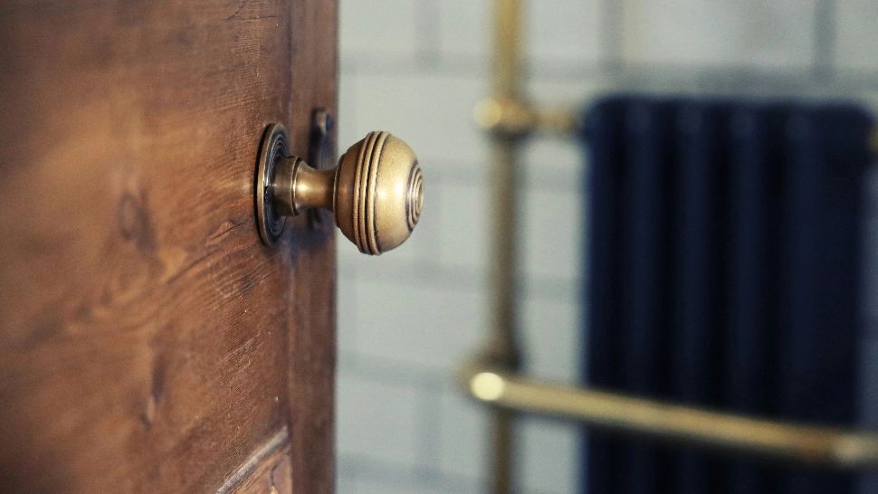 De ce ușa de la baie trebuie ținută închisă mereu. Detaliul incredibil la care nu te-ai fi gândit