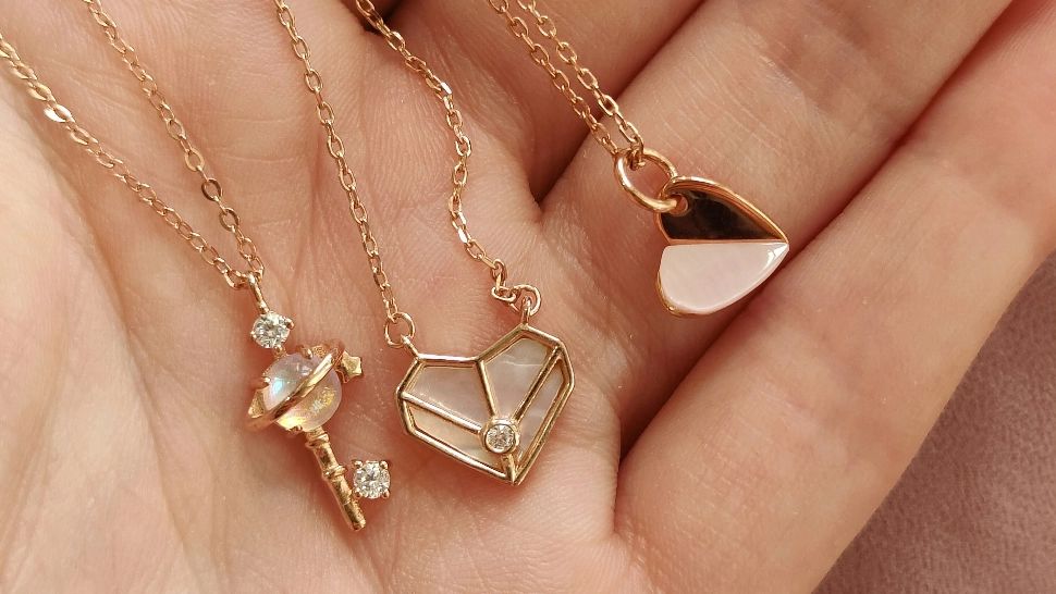 Aproximativ 19 kilograme de bijuterii și ceasuri, descoperite în bagajul de mână al unei femei, pe Aeroportul Otopeni