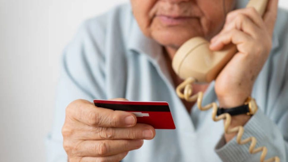 Escrocherii în numele naționalismului. Un vârstnic de 74 de ani a fost jefuit de 94.000 de lei pentru „susținerea financiară a țării”