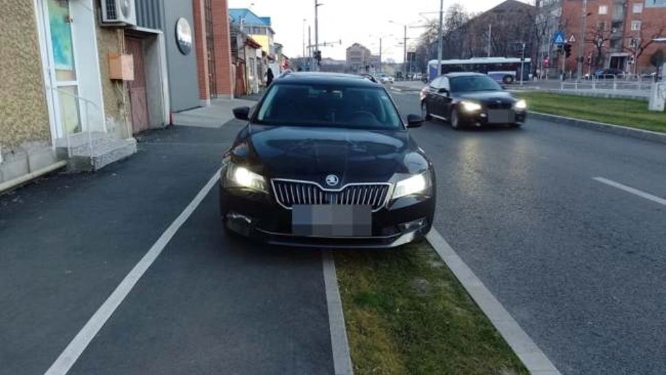 Culmea șoferului nesimțit. A parcat mașina pe spațiul verde și pe pista de biciclete
