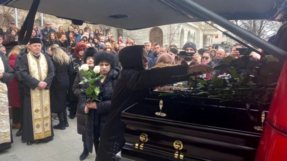 Trupul lui Cătălin Toma a ajuns la Consiliul Județean Vrancea înainte să fie condus pe ultimul drum