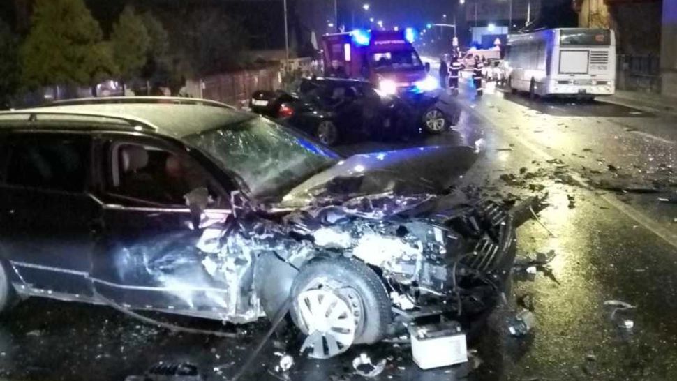 Accident grav la Cluj: două mașini și un autobuz s-au făcut praf