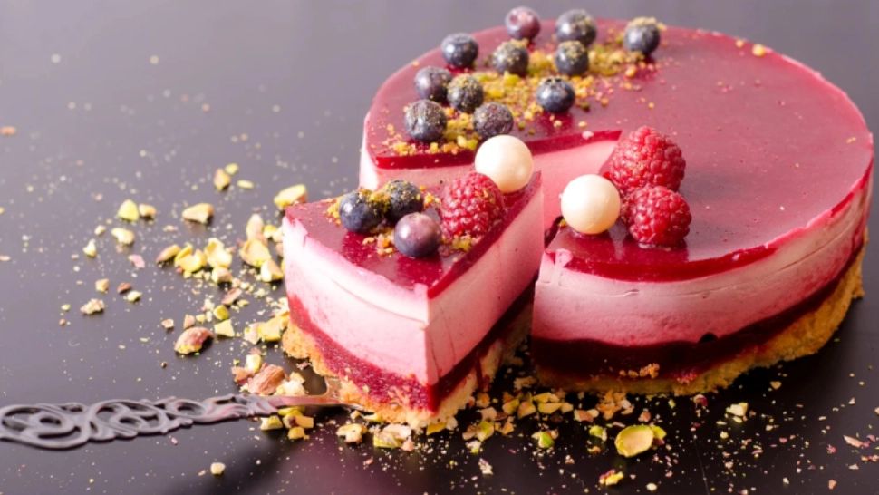 Desertul de weekend. Tort cu cremă de brânză şi zmeură, un deliciu pentru mari și mici: rețeta, pas cu pas