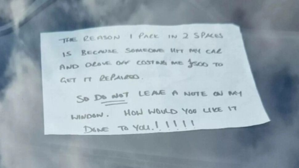 Biletul lăsat în geam un șofer care a parcat pe două locuri, viral pe internet. Gestul său a stârnit furia internauților: care e motivul