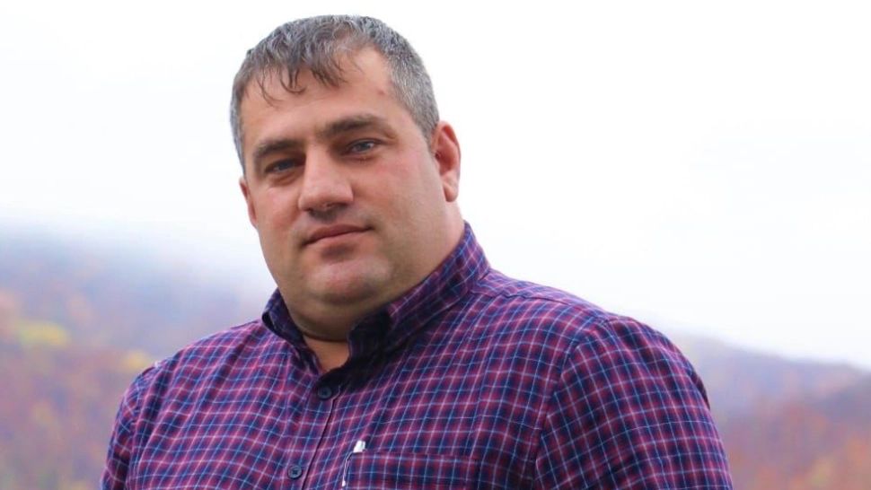 Primarul care a luat leagăne și uși de la grădinița din comună și le-a instalat la pensiunea proprie, trimis în judecată. Detalii incredibile din rechizitoriul procurorilor