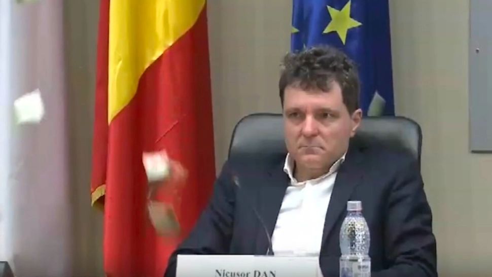 Scandalul reducerii suplimentelor pentru persoanele cu handicap. Bani aruncați în fața primarului Nicușor Dan VIDEO