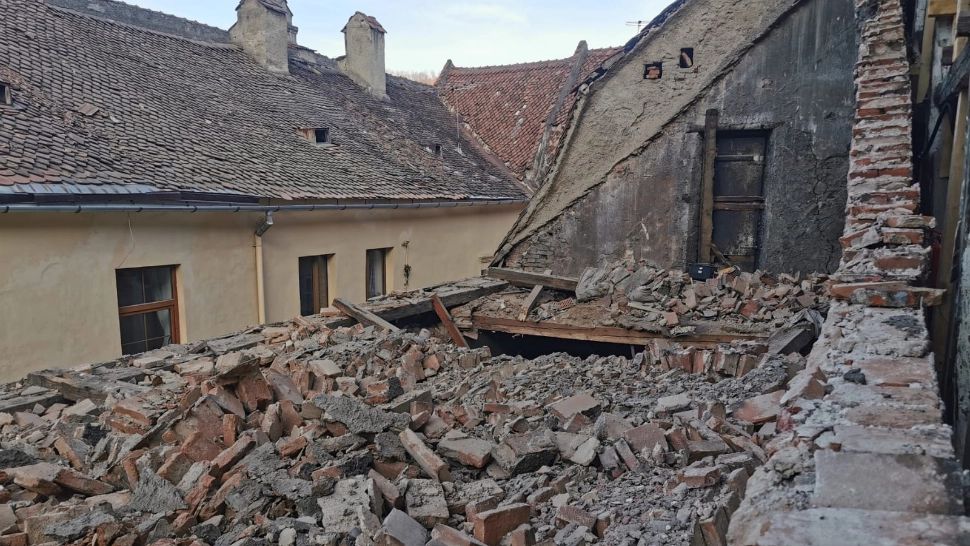 O clădire din centrul turistic al Brașovului a început să se prăbușească. Pericol uriaș pentru locatari și turiști: ce spun autoritățile