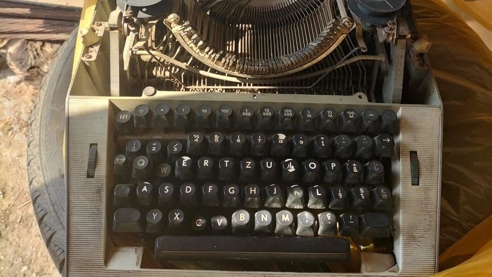 "Siguranță și încredere" cu dotări din secolul trecut! Polițiștii buzoieni au ajuns să-și redacteze documentele la mașini de scris: motivul este halucinant 