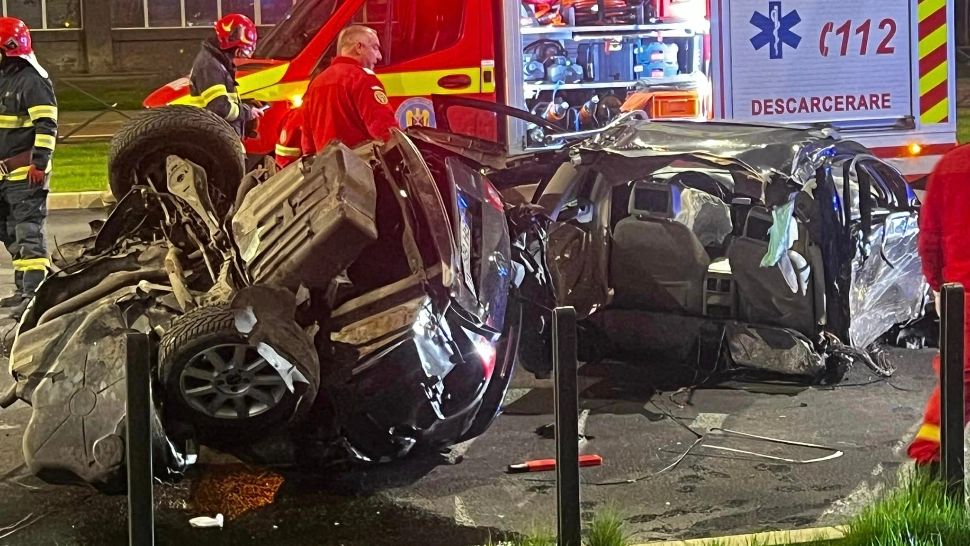 Accident înfiorător, pe un bulevard din Oradea: o mașină s-a rupt în două după ce a intrat în stâlp - FOTO