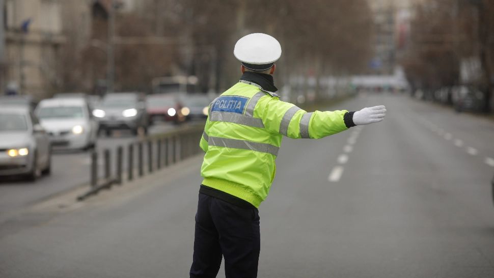 Aglomerație mare pe drumurile spre munte și mare. Ce rute alternative recomandă polițiștii