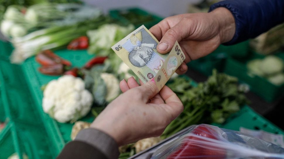 SCUMPIRI record în piețe, în perioada Sărbătorilor de iarnă. Oamenii se uită și pleacă: "Mâncăm mai puțin"