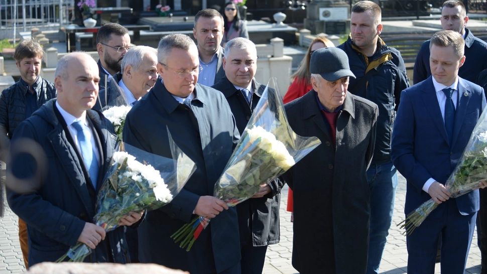 Nicolae Ciucă, omagiu la mormântul poetului Grigore Vieru din Chișinău - FOTO