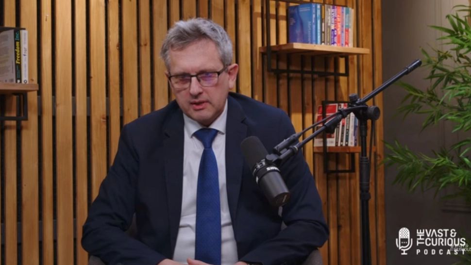 Economistul-șef BNR, Valentin Lazea, afirmații șocante despre reîncarnare și religiile orientale: „E clar și de ce a murit copilul X și de ce e schinguită femeia aia”