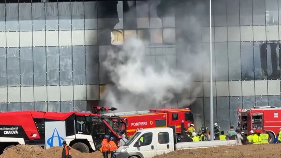 Incendiu la Aeroportul din Craiova. Mobilizare masivă a pompierilor - VIDEO