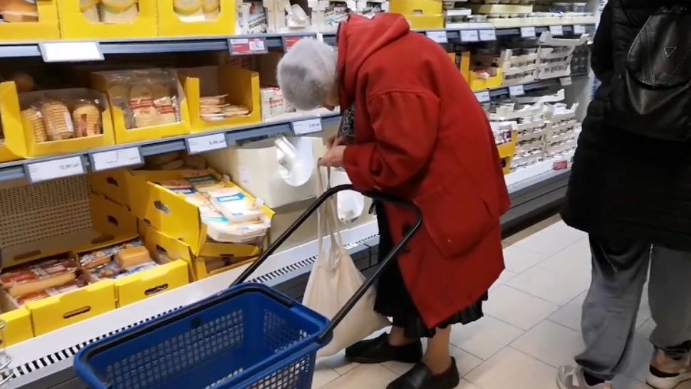 Imaginea neputinței: O bătrânică a fost filmată în timp ce își numără și calculează fiecare bănuț la cumpărăturile dintr-un supermarket. VIDEO viral