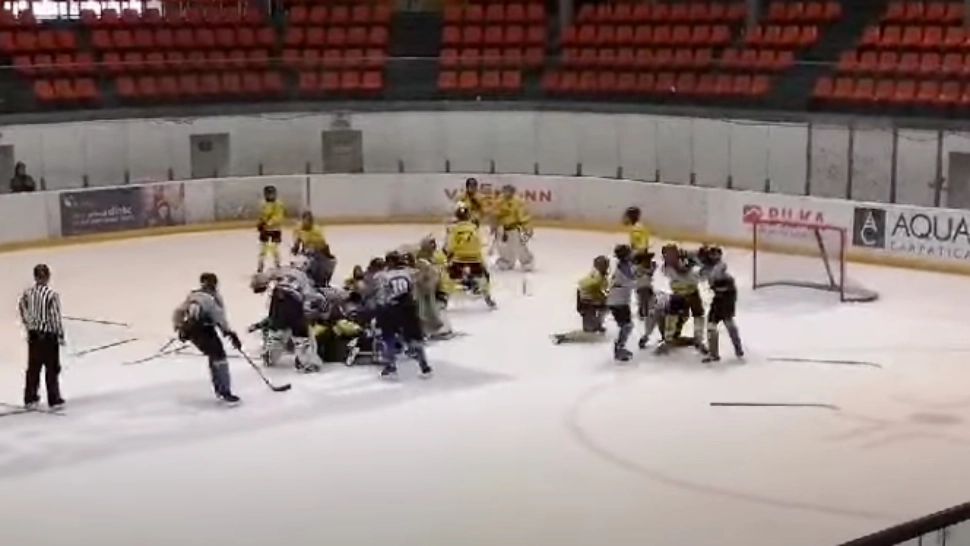 Bătaie generală între copii după un meci de hochei. Imagini halucinante