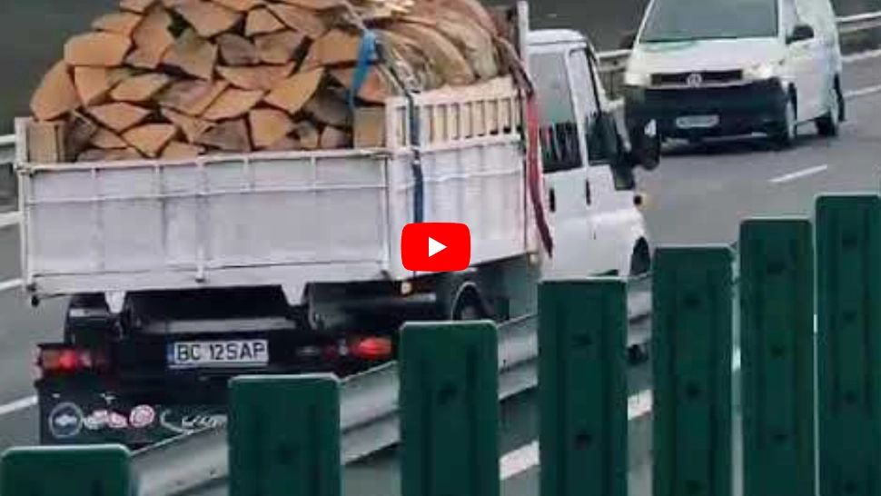 Camion cu lemne, filmat în timp ce circulă pe contrasens pe o autostradă din România. La un pas de tragedie