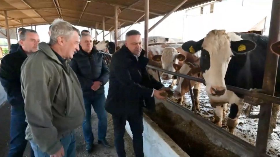 Ministrul Agriculturii, vizită la fermă pe modelul Daea - Imagini inedite