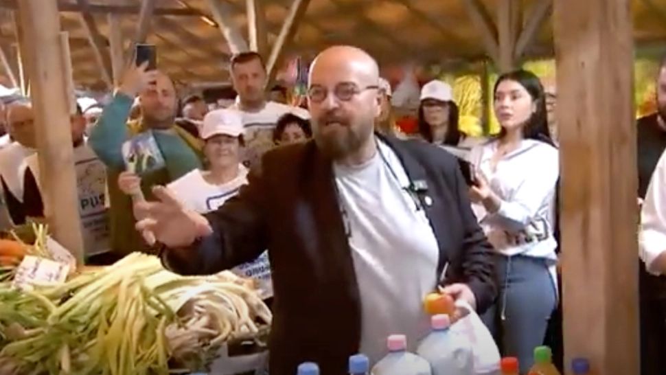 Cristian Popescu Piedone, baie de mulțime într-o piață din Capitală. Cum a fost întâmpinat edilul