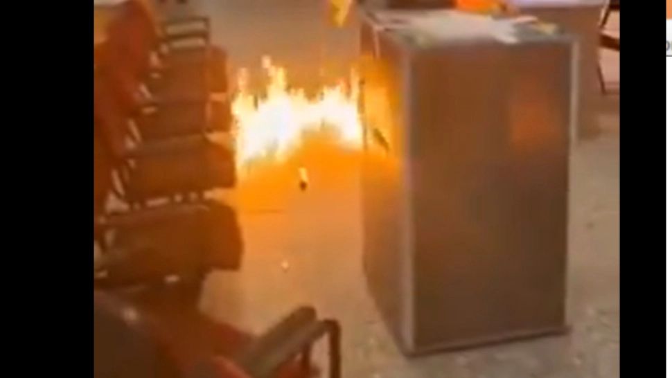   Alegeri prezidențiale Rusia. Val de incident, în prima zi de votare: De la secții incendiate cu cocktail Molotov, vopsea verde vărsată în urne și până la pixuri cu cu cerneală care dispare 