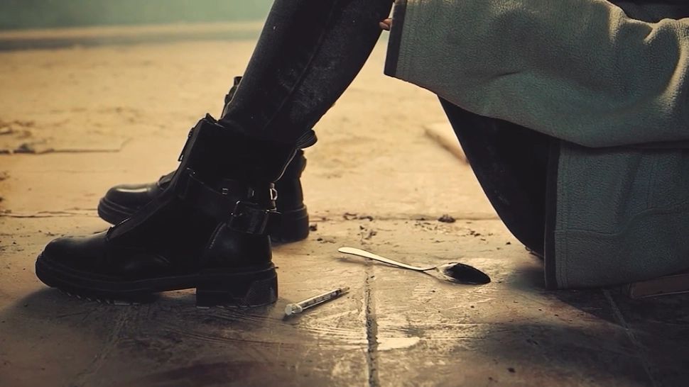 "Trompeta îngerilor", noul drog care face ravagii în cluburile din țară! Tinerii sunt drogați și jefuiți: poliția, în alertă