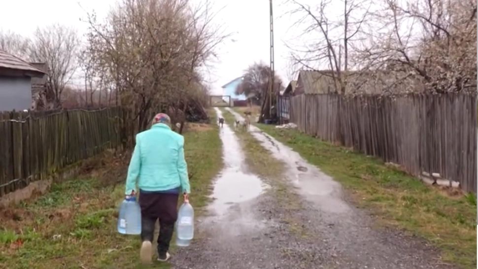 O comună întreagă din Mehedinți, fără apă potabilă. Oamenii sunt disperați: "Miroase a mortăciune. Nu poți trăi, ce să mai"