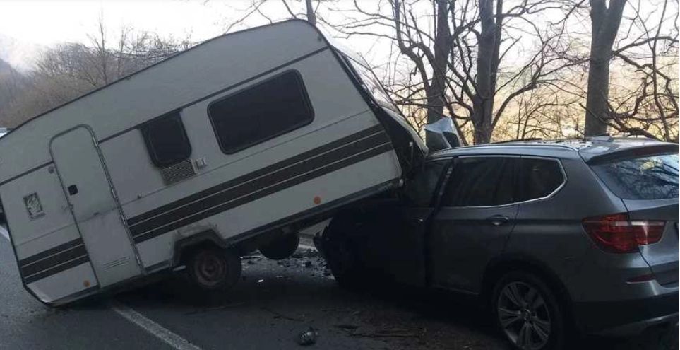 Clipe de groază pe șosea! O rulotă a căzut de pe platforma pe care era transportată şi a lovit un autoturism, în jud. Argeș