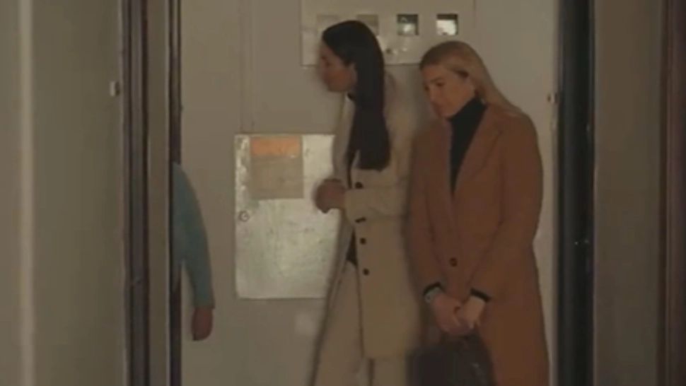 Clotilde Armand își face campanie cu gărzi de corp de la poliția locală, pe spatele pensionarilor! Imagini-șoc: Merci, madame! À bientôt! 