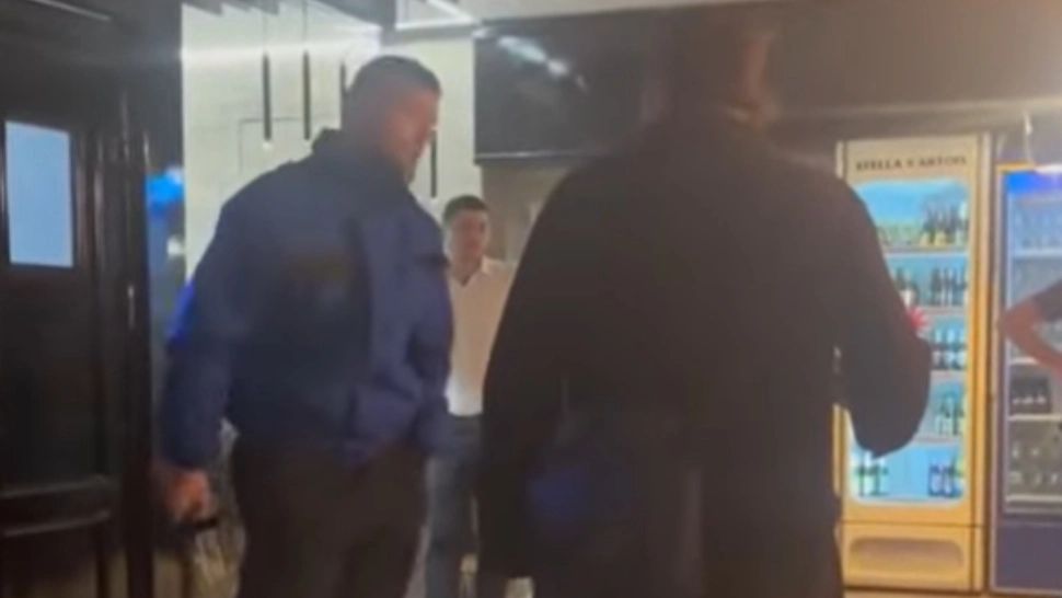 Bărbat îmbrăcat în călugăr, scos cu forța dintr-un restaurant din Focșani. Agentul de pază a folosit un șpray lacrimogen și l-a lovit cu bastonul