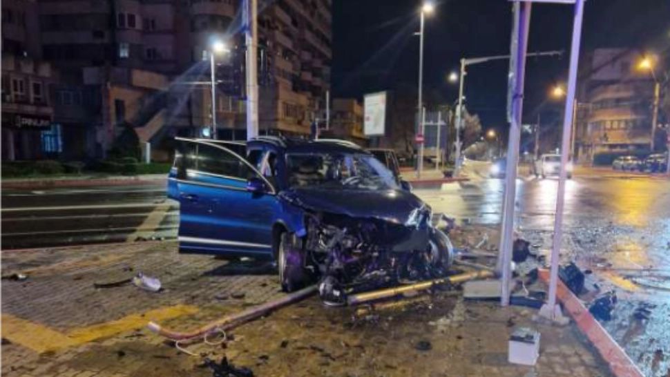 Accident cu 3 mașini pe o stradă din Pitești. Una dintre ele era parcată: 4 persoane au fost rănite