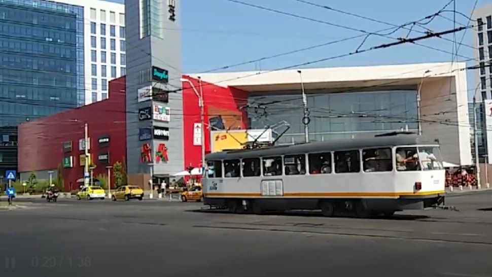 Bărbat, reținut după ce a fost surprins în timp ce simula acte sexuale în public. Scene șocante într-un tramvai din Capitală