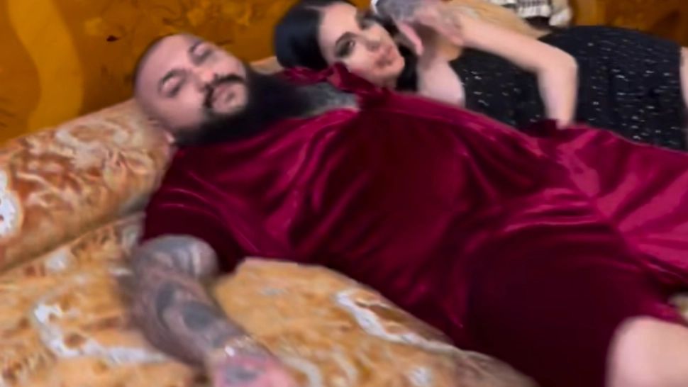 Nouă aroganță marca Dani Mocanu! Manelistul, înconjurat de femei îmbrăcate sumar, a filmat un videoclip în fosta reședință a lui Ceaușescu de la Snagov