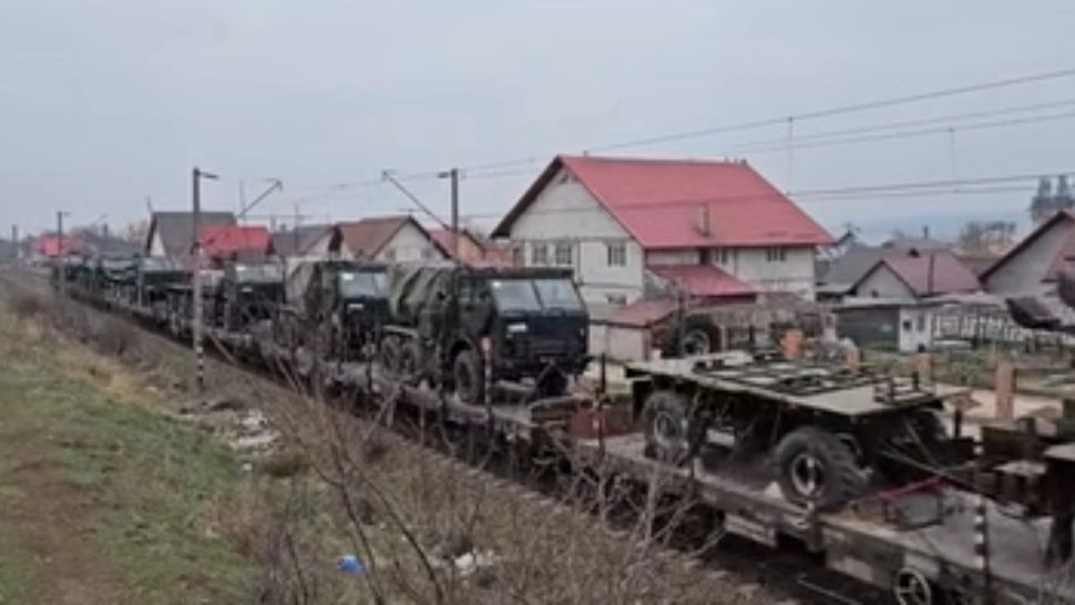 Tren cu zeci de vehicule militare, surprins la granița cu Ucraina. Explicația MApN - VIDEO
