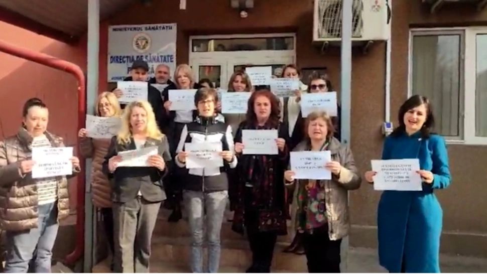 Angajații DSP-urilor NU renunță la proteste! Oamenii sunt, în continuare, nemulțumiți de salarii. Ce le transmite Rafila