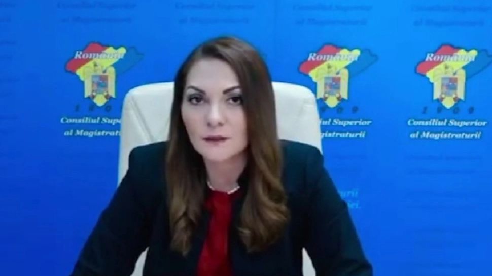 Revoltător: o judecătoare de la CSM cu un salariu uriaș a dat statul în judecată și îi cere să îi deconteze ochelarii! 