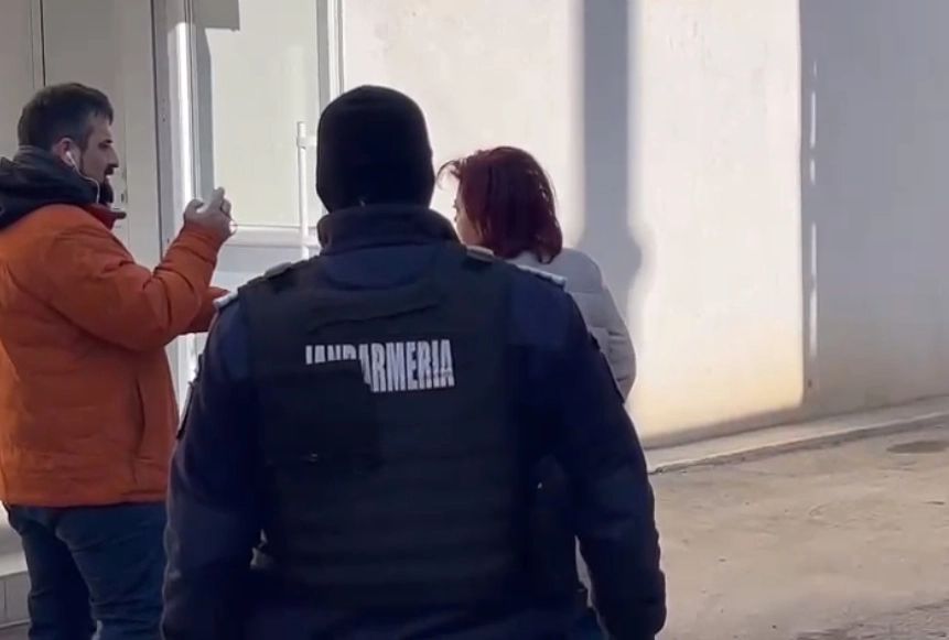 Managerul SJU Botoșani, adus la birou cu mascaţii. Nouă rundă de percheziții în dosarul angajărilor pe bani 