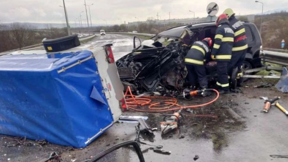 Accident grav, pe centura municipiului Caransebeș: un mort și 6 răniți. Impact violent între trei mașini