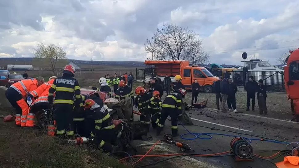 Accident cu 2 morți lângă Pașcani. Un autoturism a fost izbit în plin de un TIR - FOTO