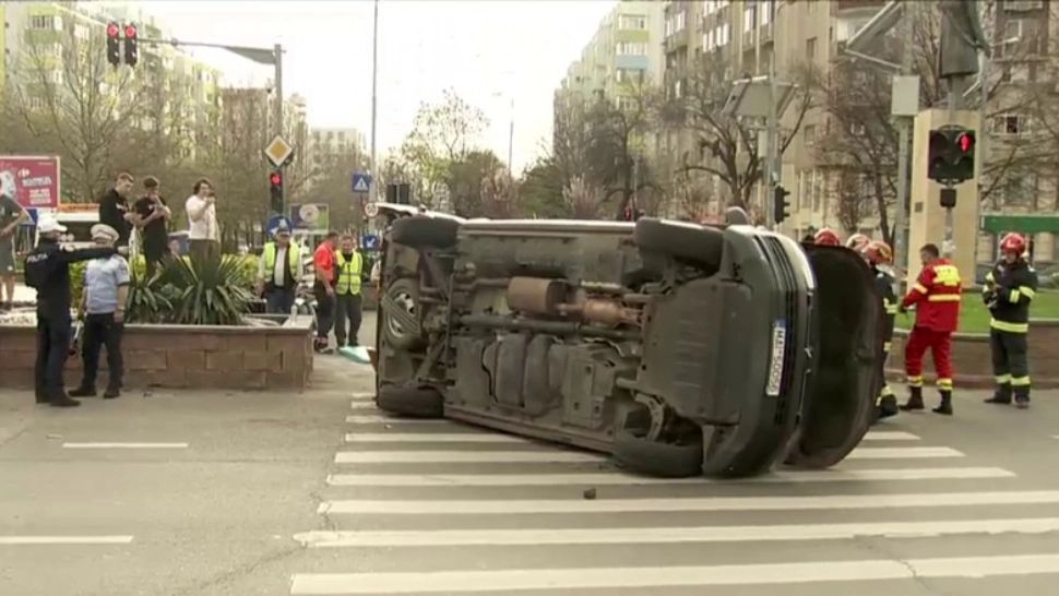 Accident în București între o autospecială SMURD și un autoturism. Traficul este dat peste cap