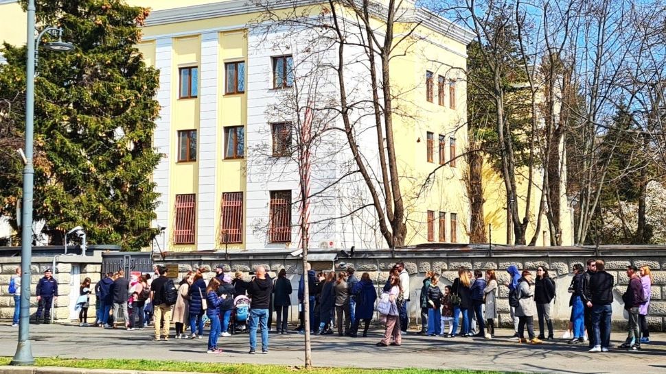 „Amiază împotriva lui Putin“, protestul care adună mii de oameni la secțiile de vot din Rusia și la ambasade. Coadă și la ambasada Rusiei la București 