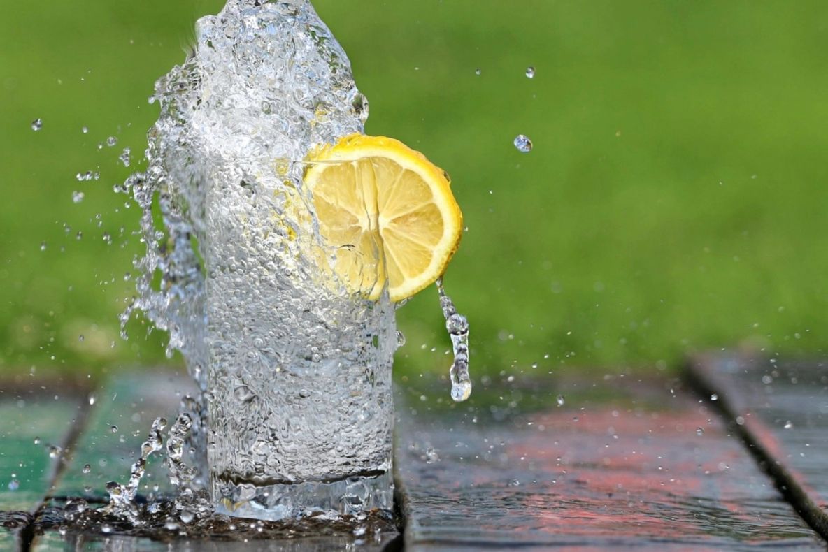 Bea zilnic apă cu lămâie dacă ai una din aceste 8 boli. Nu vei mai avea nevoie de medicamente