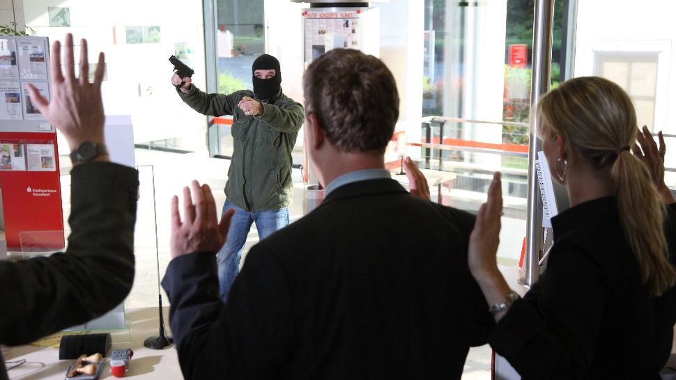 Ca-n filmele de acțiune. Asalt armat asupra unei bănci naționale. Gardienii au ucis mai mulți atacatori