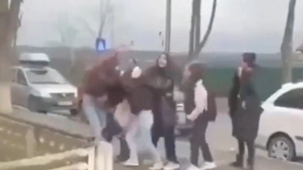 Bătaie generalizată, în fața unui liceu din Bârlad. Două eleve s-au păruit, iar mai apoi au început și mamele să-și împartă palme VIDEO