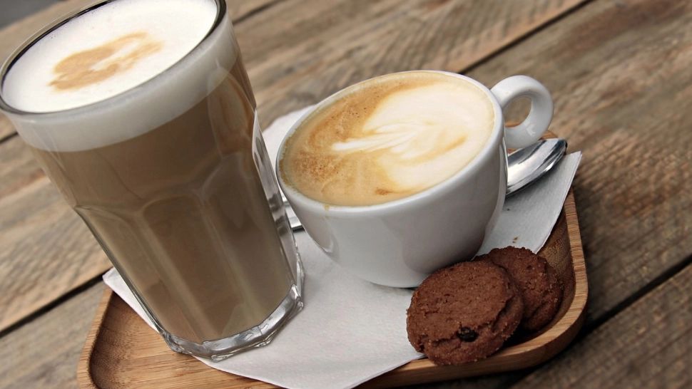 Pericolul laptelui din cafea. De ce trebuie să renunți la acest obicei