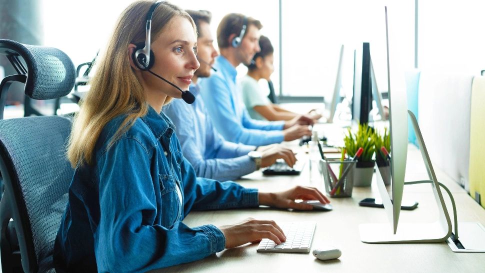 Ce se întâmplă de fapt când apelul tău este pus în așteptare în call center. Te vei gândi de două ori înainte să le faci „urări de bine”