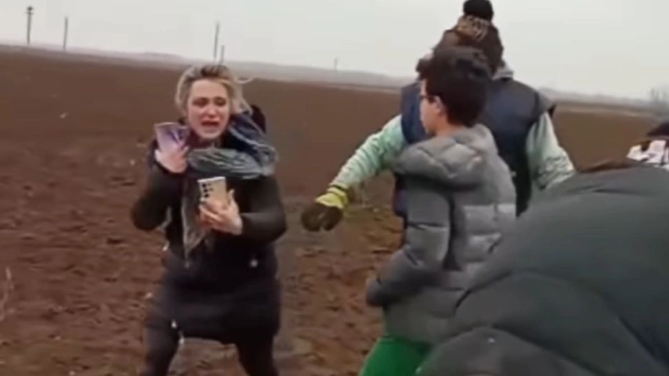 Amalia Bellantoni, colega de partid a Dianei Şoşoacă, și fiul acesteia, filmați în timp ce lovesc cu picioarele mai mulți bătrâni - VIDEO 