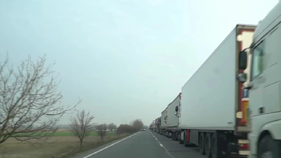 Sute de TIR-uri paralizează vama Halmeu. Timpii de așteptare depășesc o zi