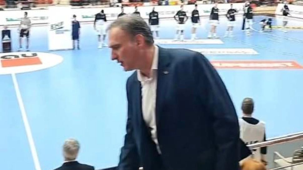 Florian Coldea, surprins la meciul de handbal Dinamo Sporting CP 