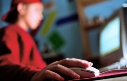 Materiale pornografice, distribuite în școli chiar de elevii care s-au filmat în ipostaze intime. Băieții, săltați de DIICOT în timpul cursurilor